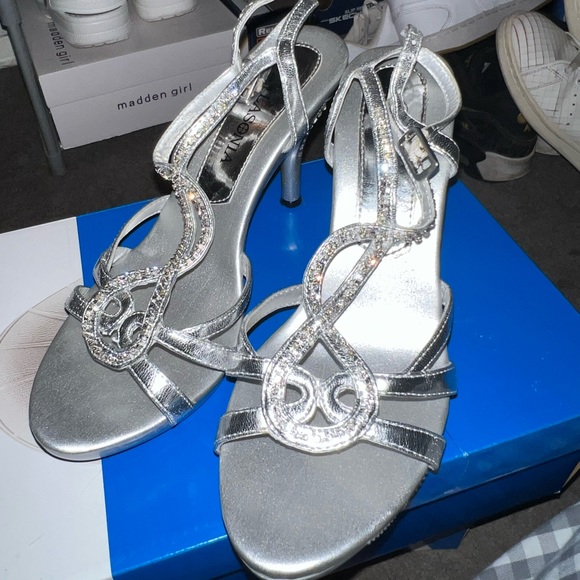 Silver Heels - Picture 3 of 5